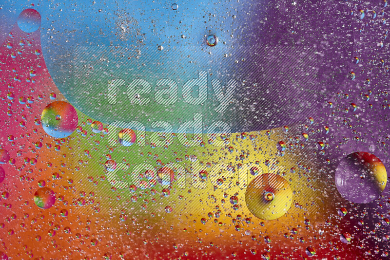 لقطات مقربة لفقاعات من الزيت على سطح الماء بألوان متنوعة