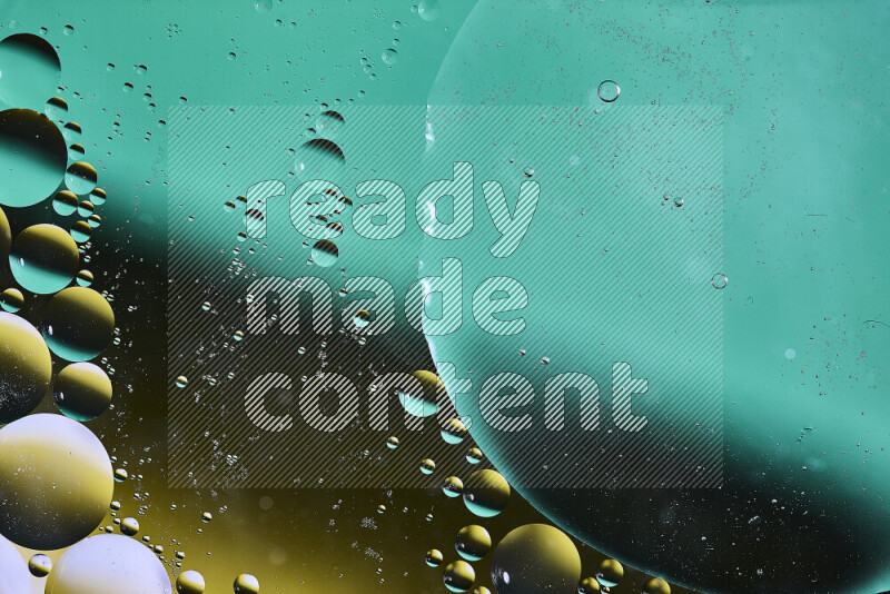 لقطات مقربة لفقاعات من الزيت على سطح الماء باللون الأخضر والأسود والأصفر