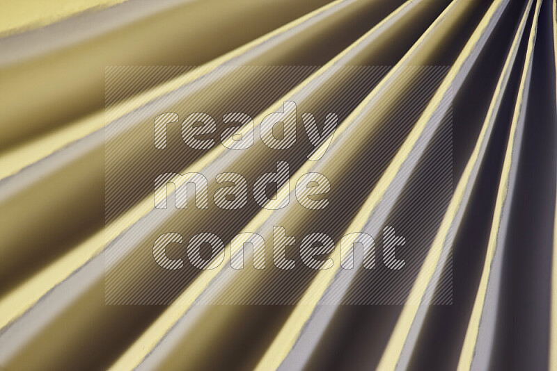 صورة تقدم نمط تجريدي ورقي من الخطوط المائلة بدرجات اللون الذهبي والأبيض