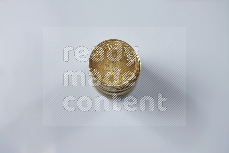 كومة من عملات النقود المصرية بقيمة 50 قرش على خلفية رمادية