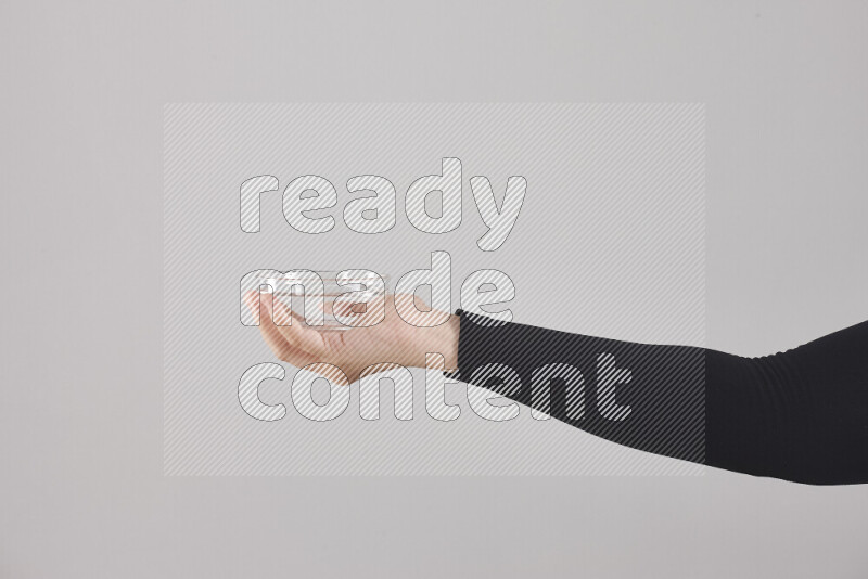 امرأة ترتدي عباءة سوداء تحمل أدوات زجاجية مختلفة في أوضاع متعددة