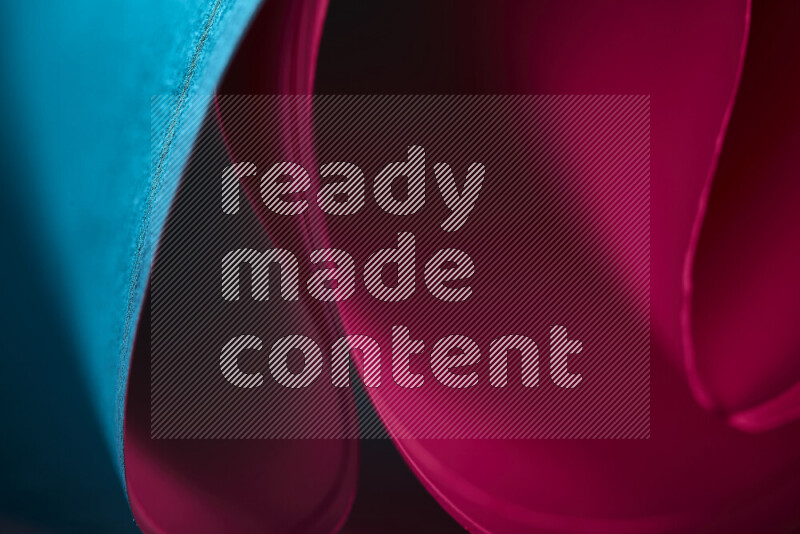 فن تجريدي يعرض منحنيات وتدرجات اللون الأزرق والأحمر مكونه بضوء ملون