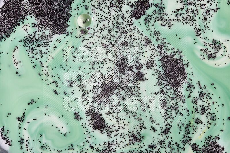 لقطة مقربة لبريق أرجواني متلألئ منتشر على خلفية من اللون الأخضر والأبيض في حركات دائرية