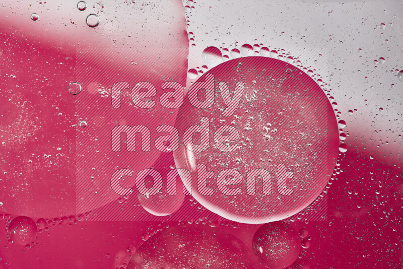 لقطات مقربة لفقاعات من الزيت على سطح الماء باللون الأبيض والوردي