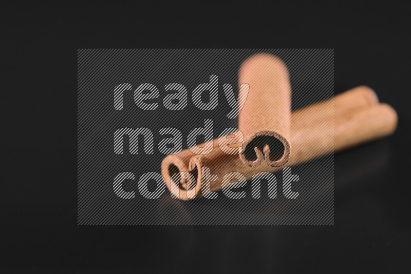 أعواد القرفة على خلفية سوداء