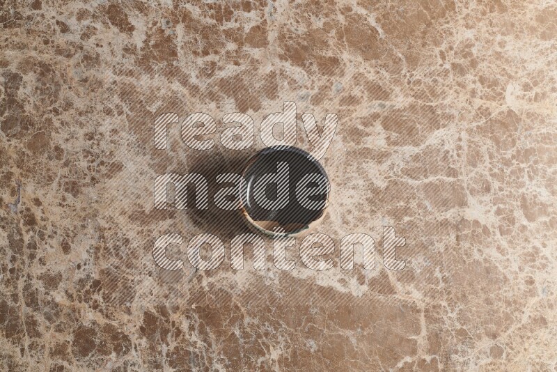 وعاء فخاري متعدد الألوان على خلفية من الرخام البيج