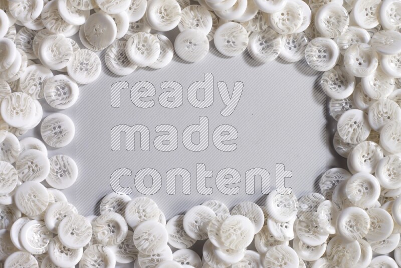 أزرار بيضاء موضوعة علي خلفية رمادية