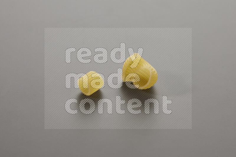 معكرونة خواتم مع أنواع أخري من المعكرونة علي خلفية رمادية