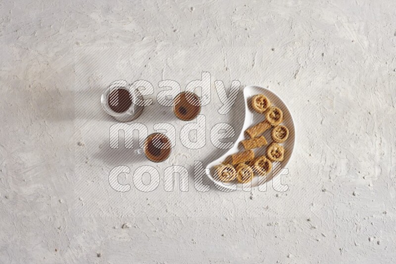 حلويات شرقية في صحن فخاري مع المشروبات