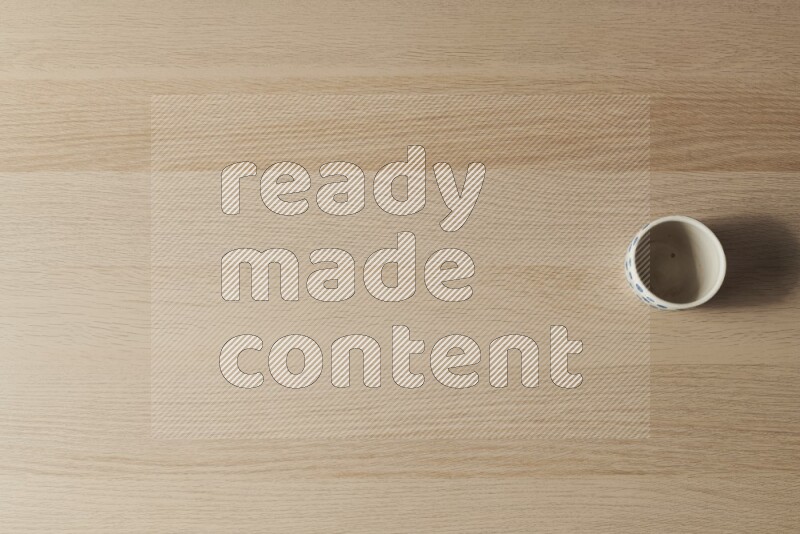 كأس فخاري على خلفية خشبية فاتحة