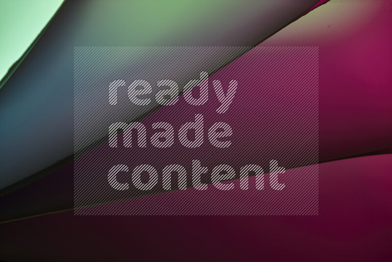 فن تجريدي يعرض منحنيات مع تدرجات الألوان الدافئة والباردة مكونه بضوء ملون