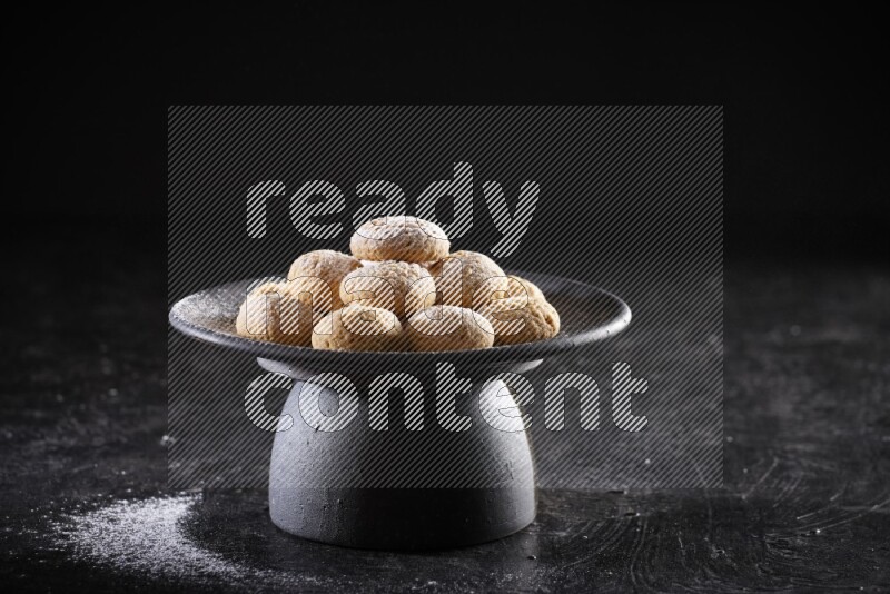 كحك علي صحن تقديم علي خلفية سوداء