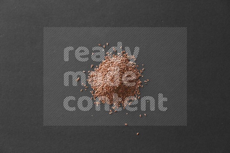 حبوب الكتان علي خلفية سوداء