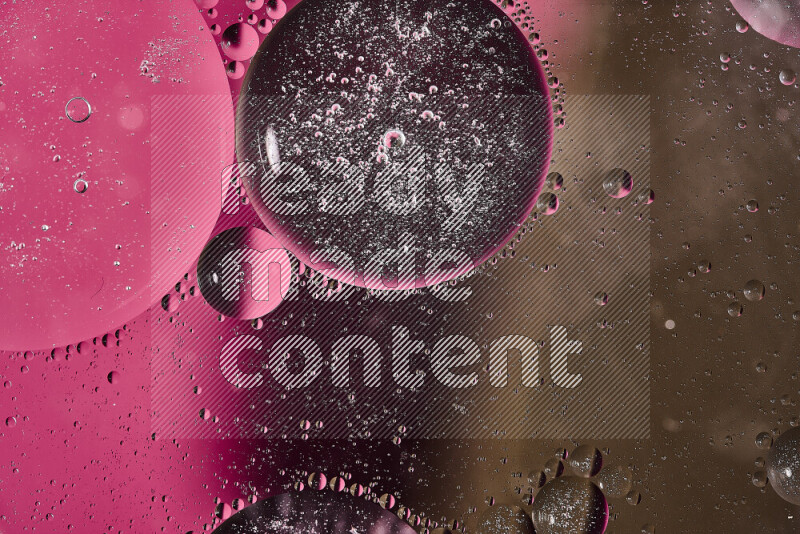 لقطات مقربة لفقاعات من الزيت على سطح الماء باللون الوردي والبني