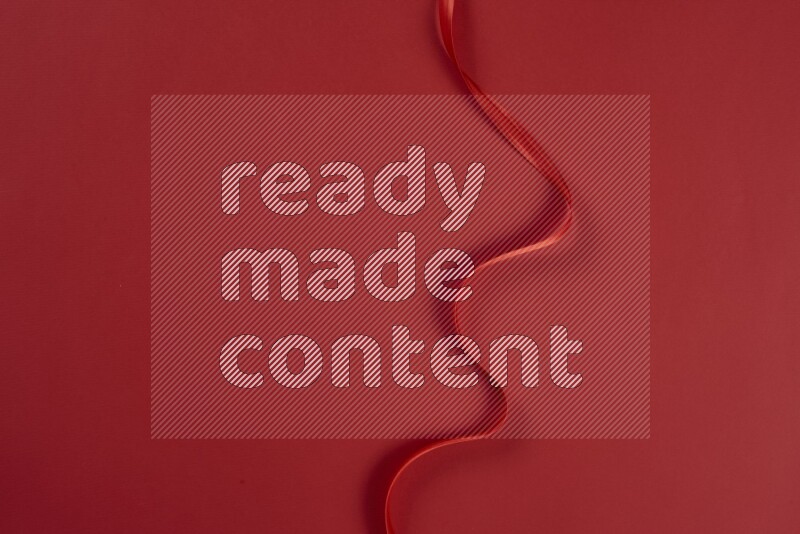 مجموعة من أدوات الخياطة والتفصيل حمراء اللون على خلفية حمراء