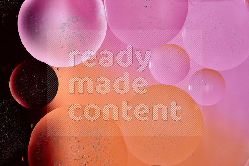 لقطات مقربة لفقاعات من الزيت على سطح الماء باللون الأحمر والبرتقالي والوردي