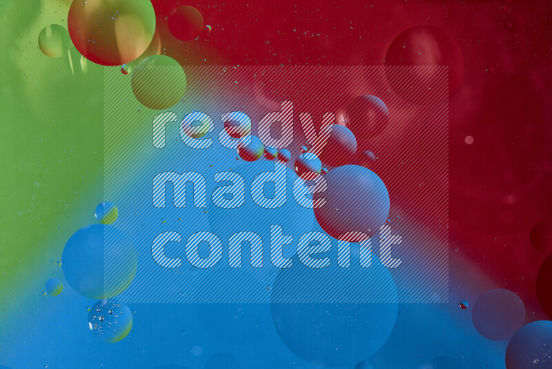 لقطات مقربة لفقاعات من الزيت على سطح الماء باللون الأزرق والأحمر والأخضر