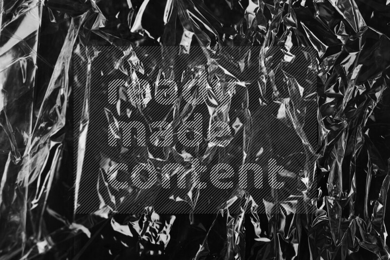 تظهر الصورة سطح من البلاستيك علي خلفية داكنة