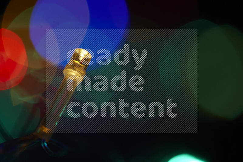 مصابيح ملونة علي خلفية سوداء