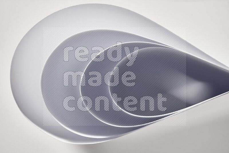 فن تجريدي لورق مطوي على شكل منحنيات ناعمة بتدرجات اللون الرمادي