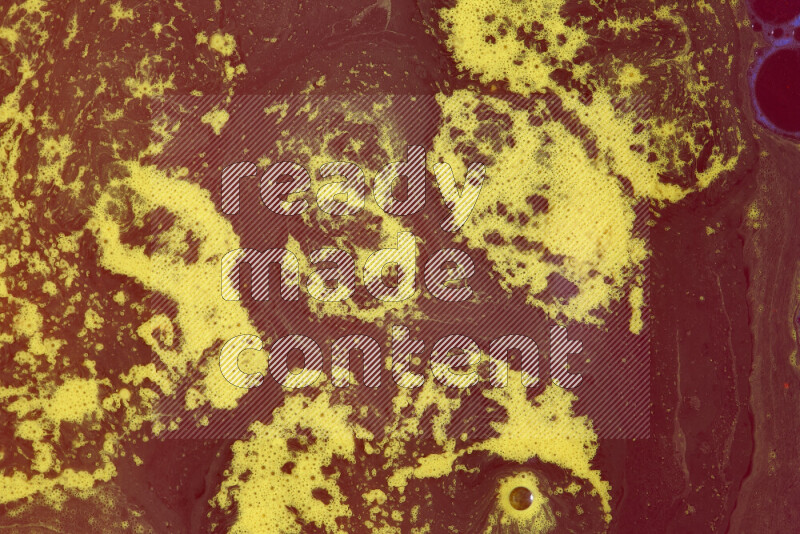 تظهر الصورة أشكال مختلفة من تداخلات اللون الأحمر والأصفر