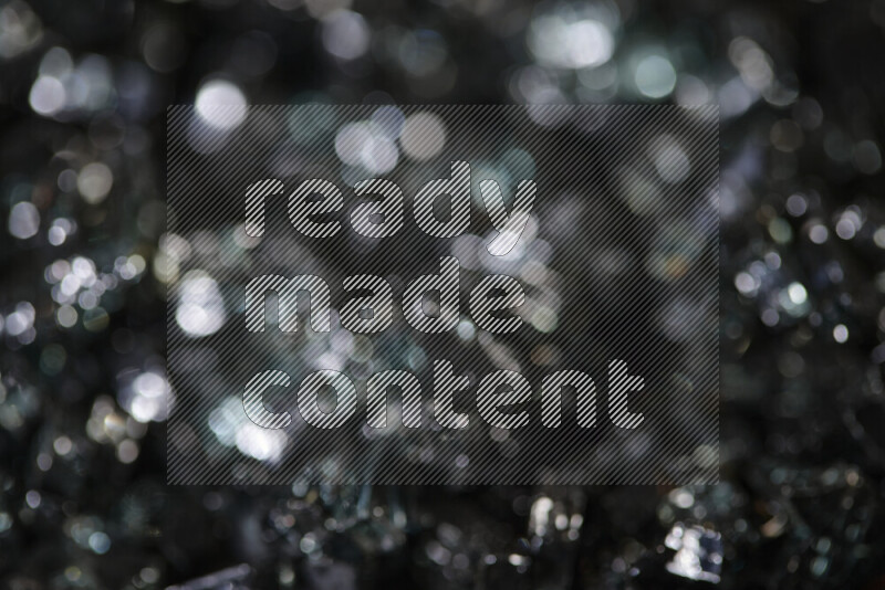 قطع زجاج سوداء شفافة متناثرة على خلفية سوداء