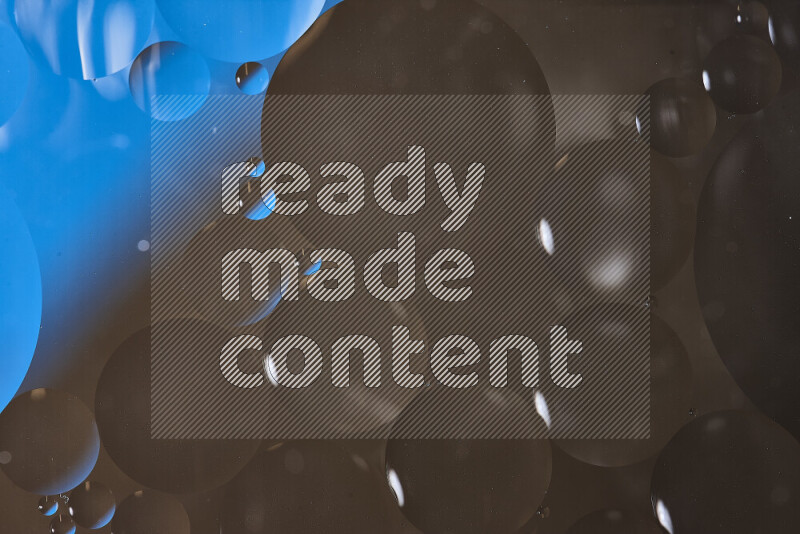 لقطات مقربة لفقاعات من الزيت على سطح الماء باللون الأزرق والبني