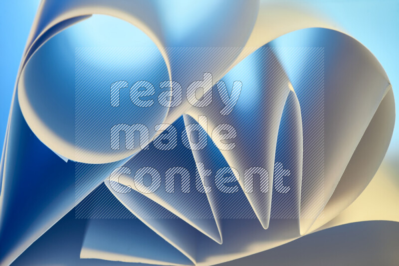 عرض فني لطيات الورق تخلق مزيج من الأشكال الهندسية، مضاءة بإضاءة ناعمة بدرجات اللون الأزرق والالوان الدافئة