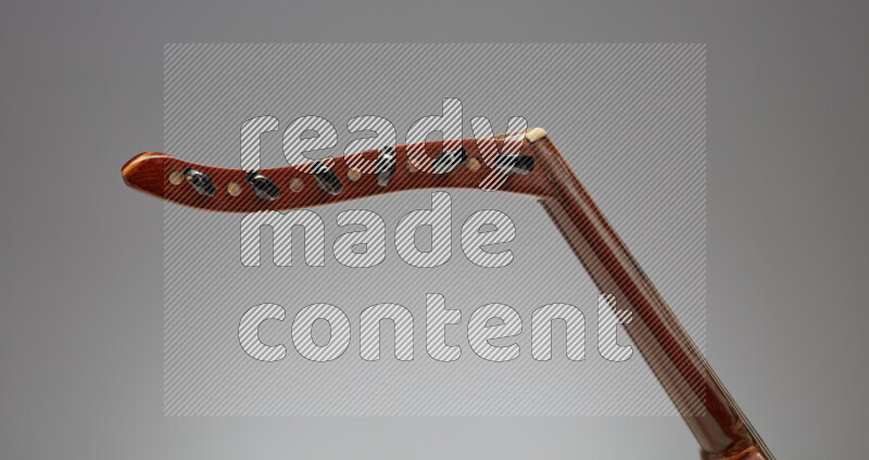 اجزاء من عود خشبي بني على خلفية رمادية