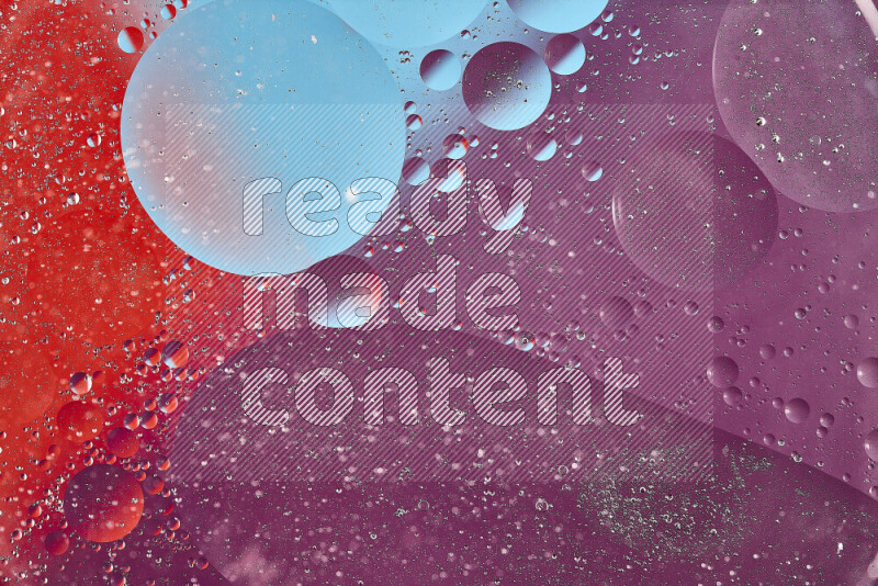 لقطات مقربة لفقاعات من الزيت على سطح الماء باللون الأزرق والأحمر والأرجواني