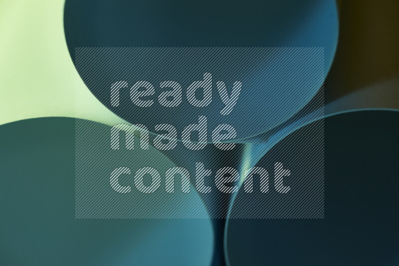 الصورة تعرض فن ورقي تجريدي بأشكال دائرية بدرجات متنوعة من اللون الأخضر والأزرق