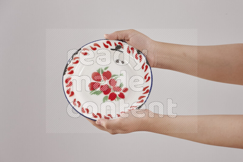 امرأة تحمل بيديها أدوات معدنية مختلفة في أوضاع متعددة