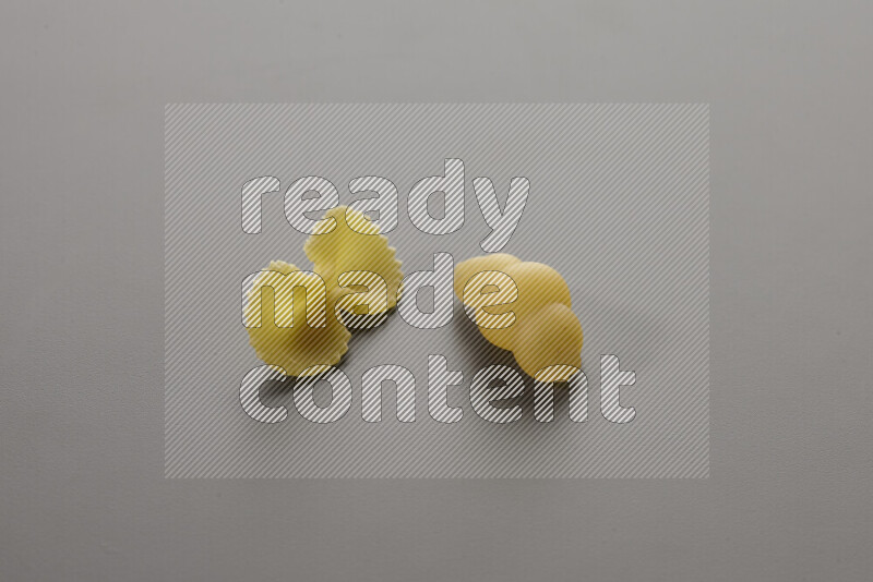 معكرونة فيونكة مع أنواع أخري من المعكرونة علي خلفية رمادية