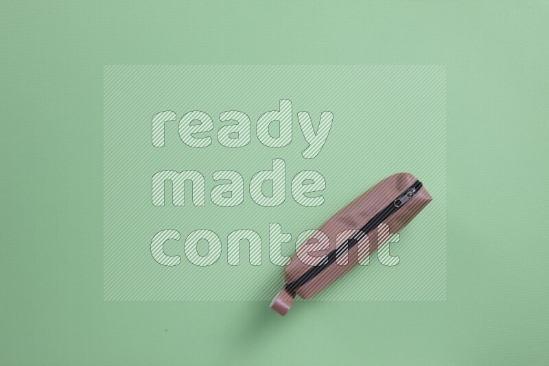 مستلزمات مدرسية مختلفة على خلفية خضراء