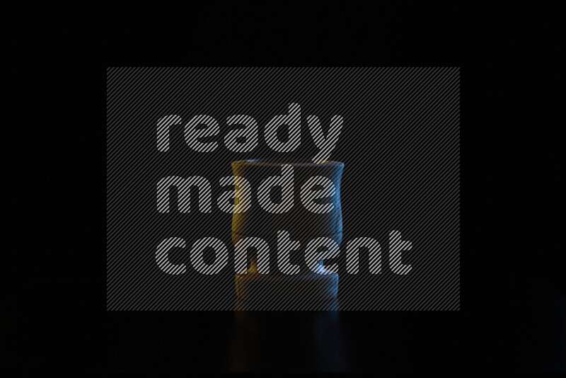 أدوات مطبخ خشبية مع حواف مضيئة ملونة على خلفية سوداء