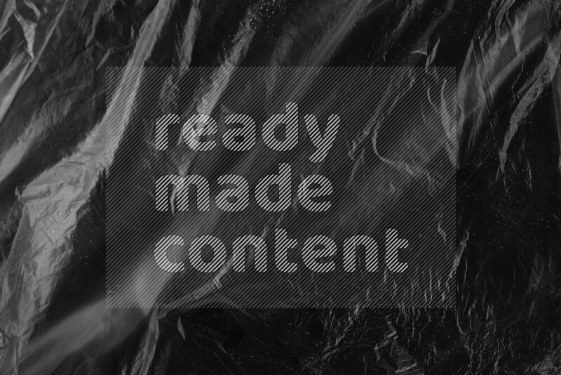 تظهر الصورة سطح من البلاستيك علي خلفية داكنة