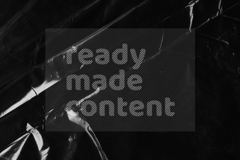 تظهر الصورة سطح من البلاستيك علي خلفية داكنة