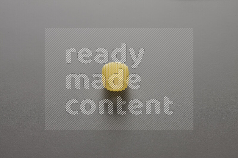 معكرونة خواتم علي خلفية رمادية