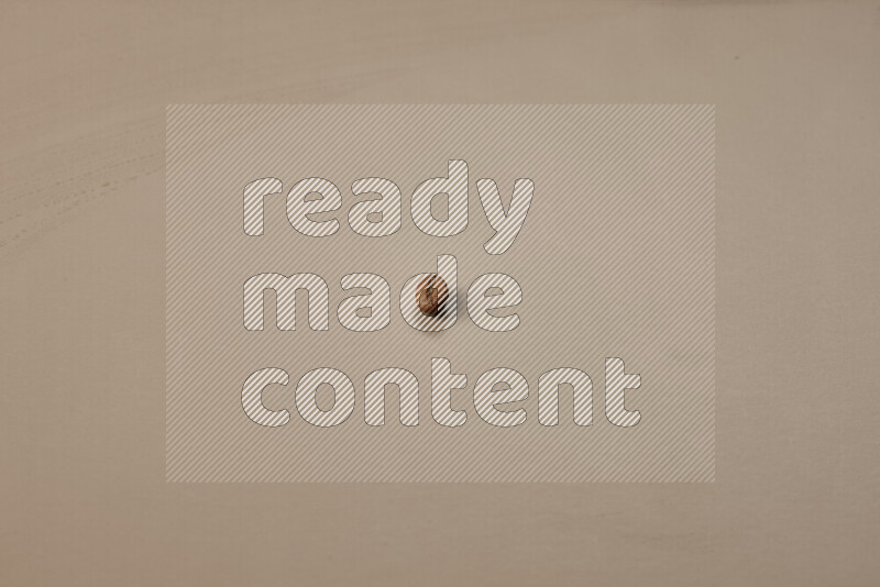 حبوب البن المحمصة على خلفية بيج