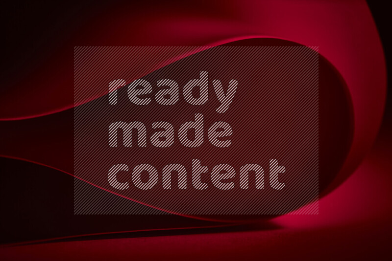 فن تجريدي يعرض منحنيات وتدرجات اللون الأحمر مكونه بضوء ملون