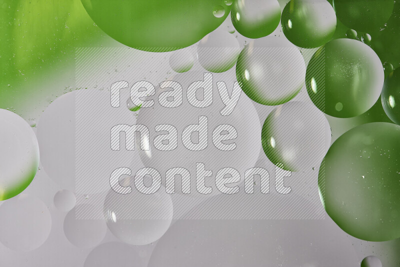 لقطات مقربة لفقاعات من الزيت على سطح الماء باللون الأبيض والأخضر