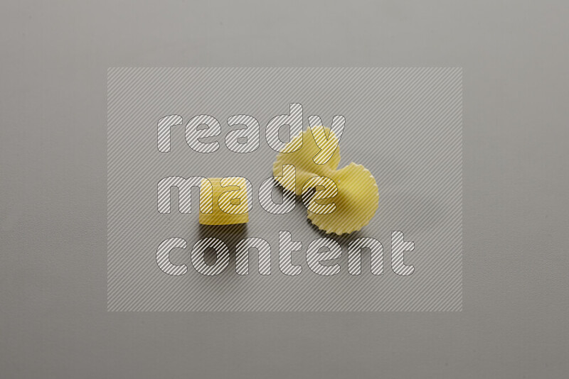 معكرونة خواتم مع أنواع أخري من المعكرونة علي خلفية رمادية