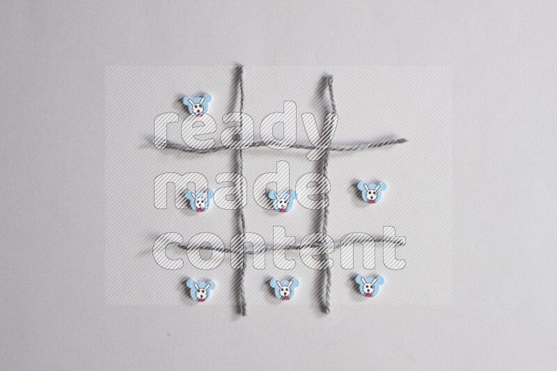 أزرار متعددة اﻷلوان موضوعة علي خلفية رمادية