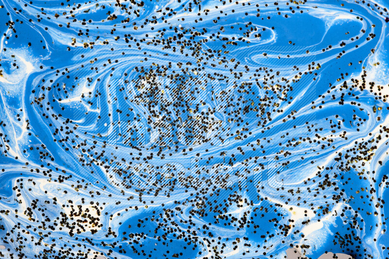 خلفية ملونة مع مزيج من ألوان الطلاء الأزرق والأبيض مع بريق ذهبي متناثر