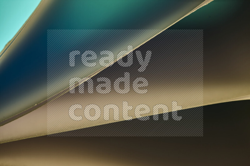 فن تجريدي يعرض منحنيات مع تدرجات الألوان الدافئة والباردة مكونه بضوء ملون