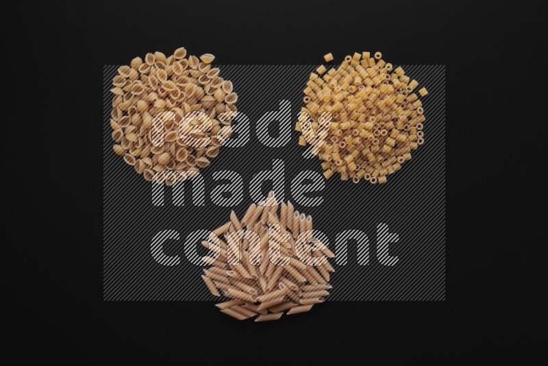 أنواع مختلفة من المعكرونة علي خلفية سوداء