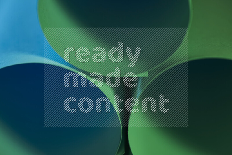 الصورة تعرض فن ورقي تجريدي بأشكال دائرية بدرجات متنوعة من اللون الأخضر والأزرق