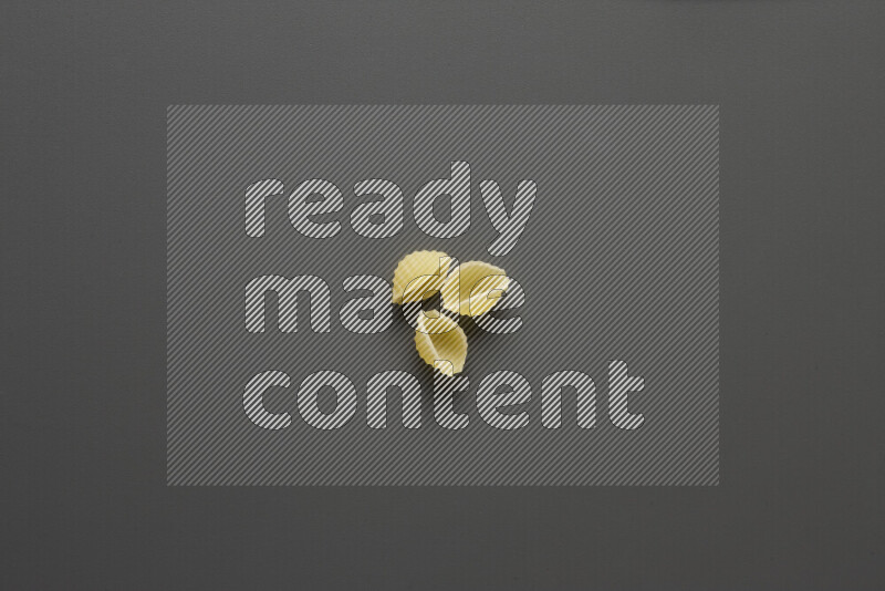 معكرونة ودعة علي خلفية رمادية