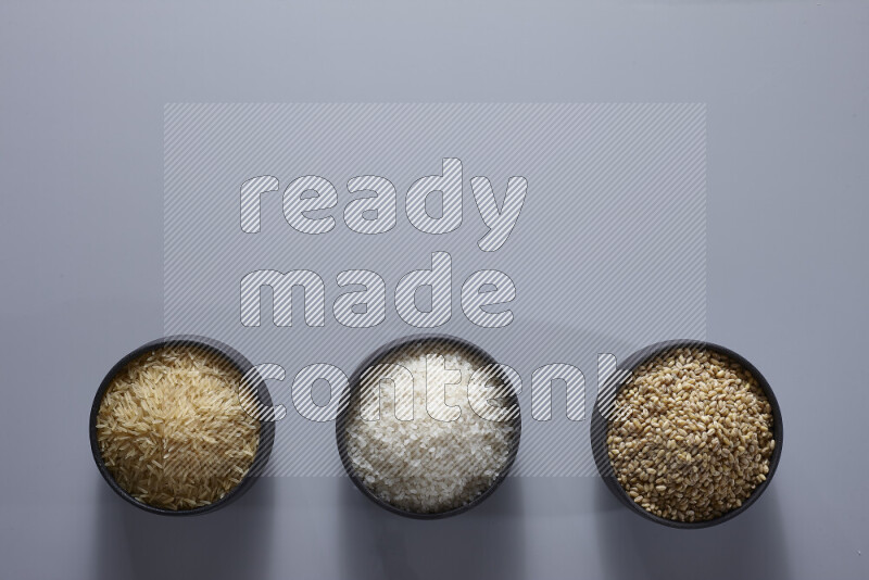 بقوليات في أوعية فخارية علي خلفية رمادية فاتحه