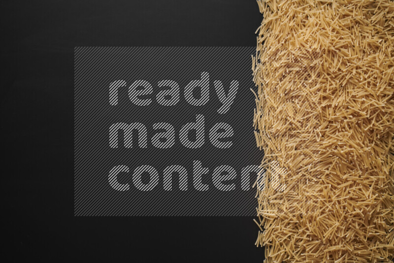 أنواع مختلفة من المعكرونة علي خلفية سوداء